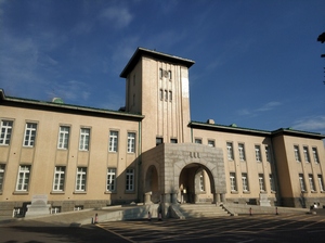 龙井：革命传统、教育与诗人